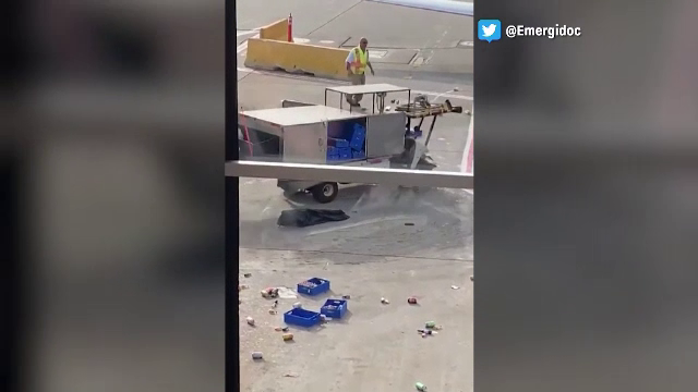 Camion scăpat de sub control pe un aeroport. Scenele filmate