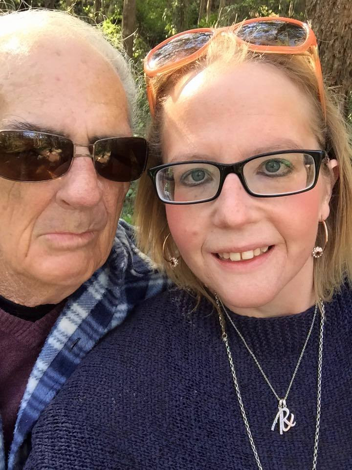 O tânără a anunțat că vrea să se căsătorească cu un bărbat de 73 de ani. "Aș fi extaziată"