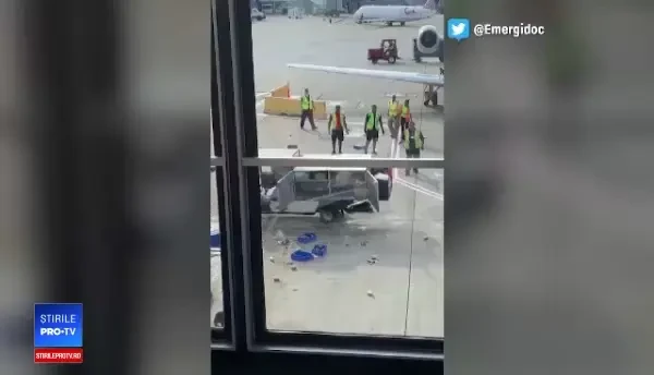 Camion scăpat de sub control pe un aeroport. Scenele filmate