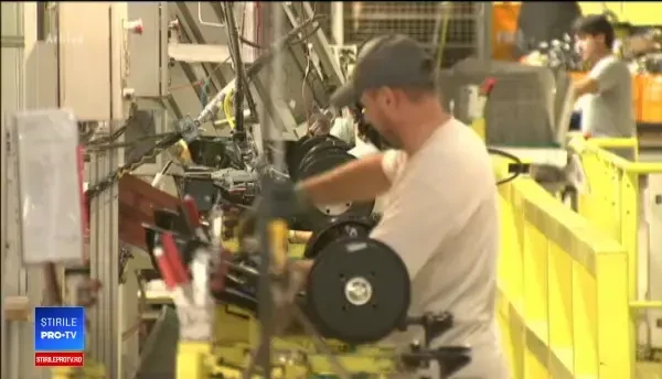 Industria României a intrat în recesiune, potrivit analiştilor. Reacţia Guvernului