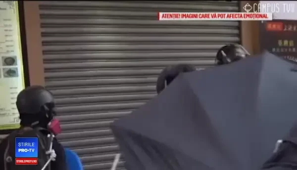 Momentul în care un protestatar este împușcat de polițiștii din Hong Kong