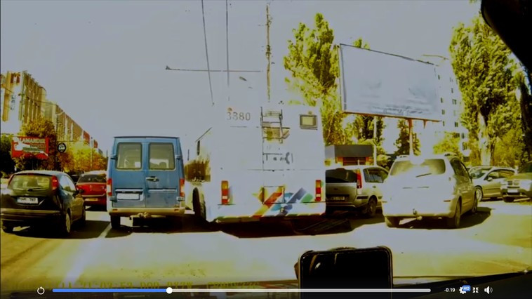 Impactul dintre un Porsche și un troleibuz, filmat. Șoferița avea 43 de amenzi