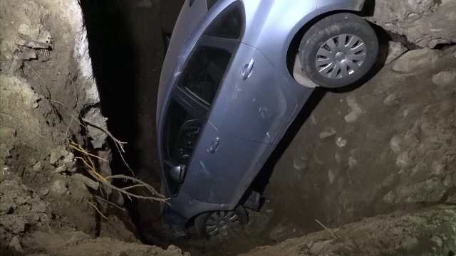 A scăpat nevătămat după ce căzut cu mașina într-o groapă imensă, pe DN7