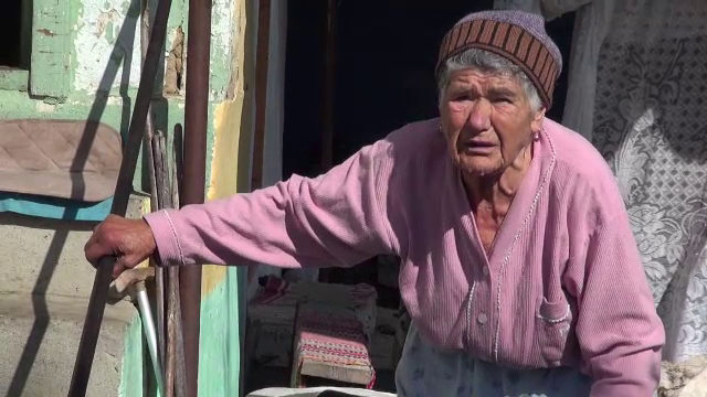 O bătrână a fost lăsată fără 5.000 de lei. ”A spus că i-a tăiat picioarele fetei”