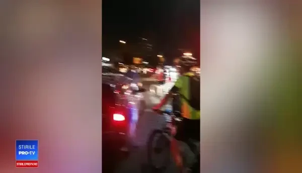 Incident în București. Un șofer a coborât cu un pistol spre mai mulți bicicliști