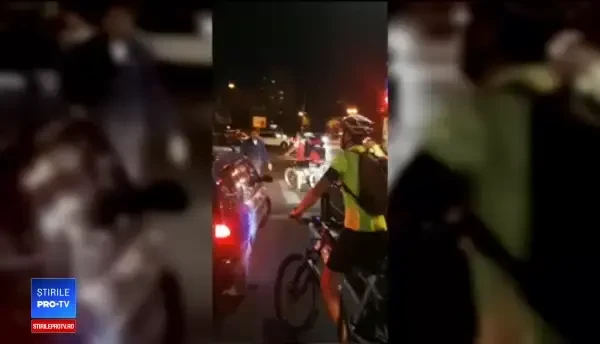 Șofer căutat de polițiști după ce a amenințat cu pistolul un grup de bicicliști