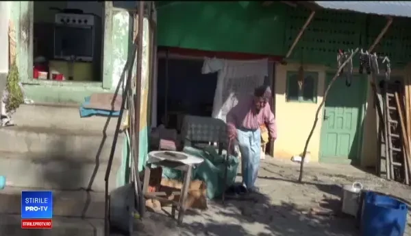 O bătrână a fost lăsată fără 5.000 de lei. ”A spus că i-a tăiat picioarele fetei”