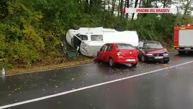 O mamă care îşi ducea copiii la şcoală cu maşina, lovită de 2 autovehicule diferite