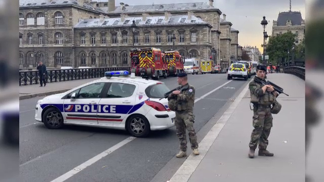 Polițistul din Paris care și-a ucis 4 colegi suferise "o criză de demență". Mărturia soției