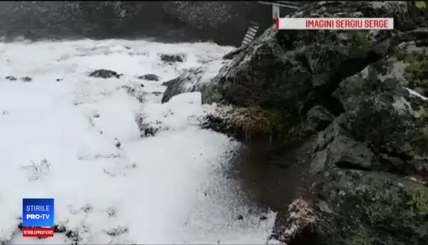 Ninsori viscolite după răcirea bruscă a vremii. Orașul care are deja decorațiuni de Crăciun