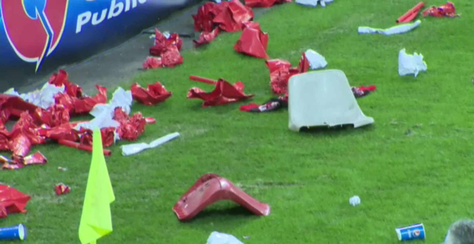 VIDEO: Imaginile care nu s-au văzut la TV: Bătaie pe gazon după derby-ul României!