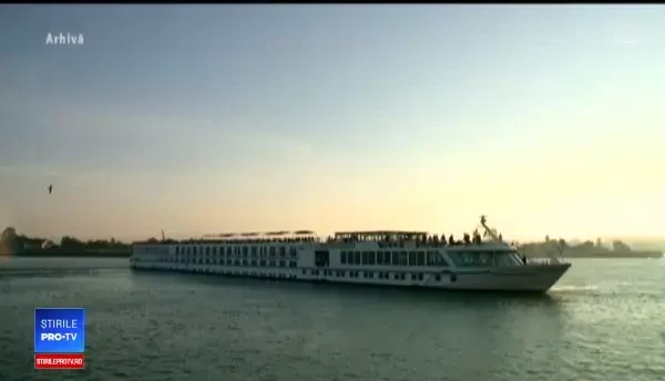 Croazieră de coşmar pe Dunăre, după ciocnirea navei cu un cargo. "Arată ca la cutremur"