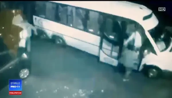 Filmul celui mai grav accident rutier din ultimii 5 ani. Şoseaua a fost acoperită de sânge