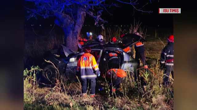 Un șofer vitezoman și pasagerul său au murit după ce au intrat cu mașina într-un copac