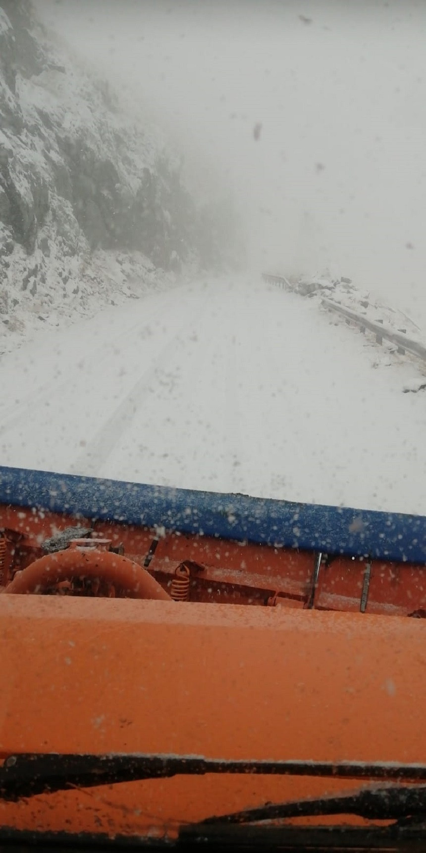 Ninge abundent pe Transfăgărășan. „Se îngroașă gluma”. VIDEO