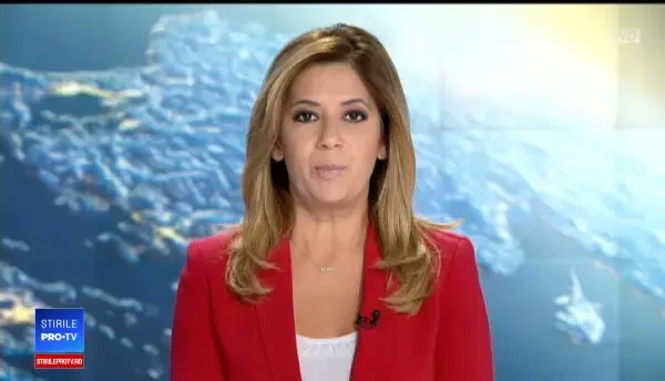 O maşină a alunecat pe gheaţă pe Transfăgăraşan, dar a căzut tot pe şosea, ceva mai jos