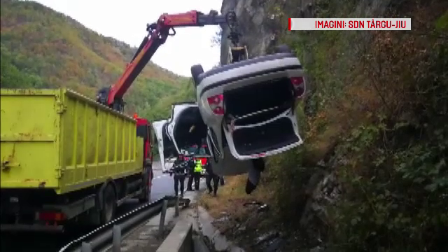 Accident cu 2 răniţi după ce un șofer a încercat să depășească în curbă în Defileul Jiului