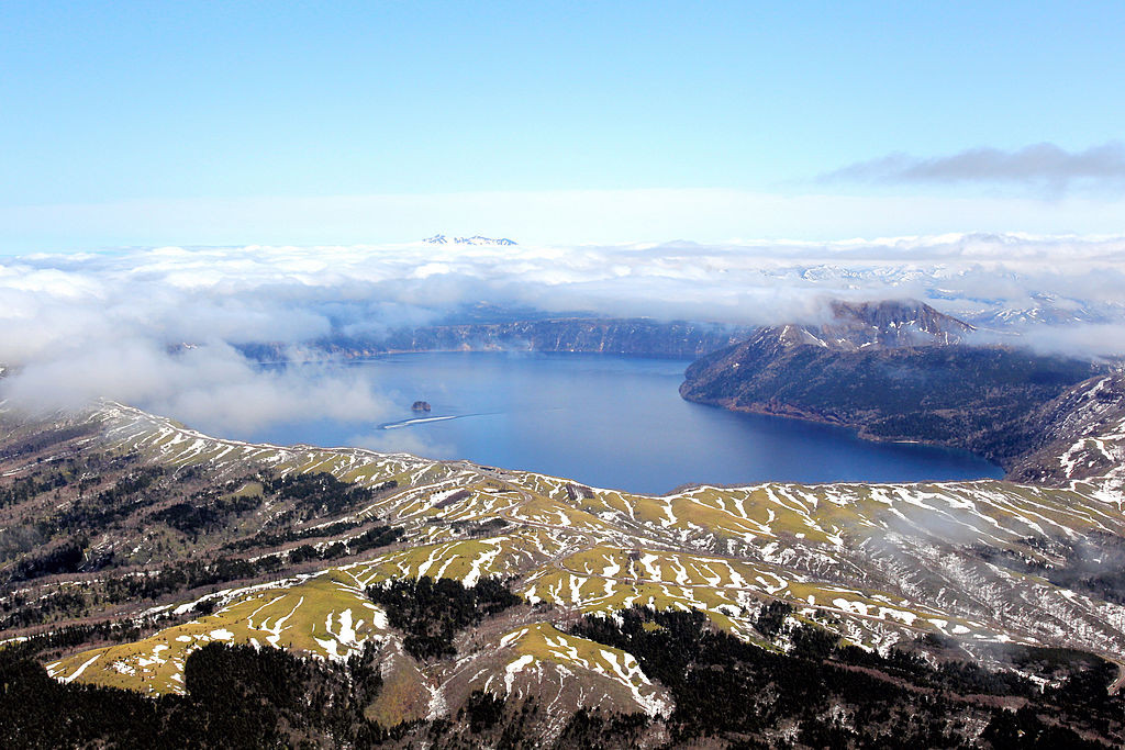 Misterul ”lacului zeilor” din Japonia. Ce pățesc cei care văd suprafața apei