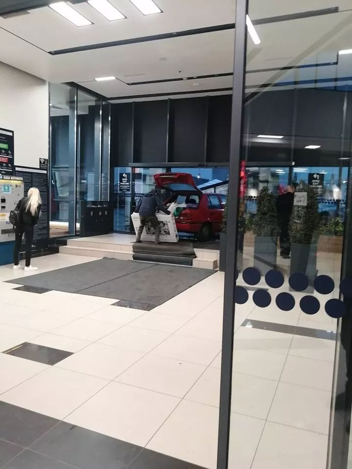 A intrat cu mașina într-un mall din Constanța ca să își ferească de ploaie noul televizor