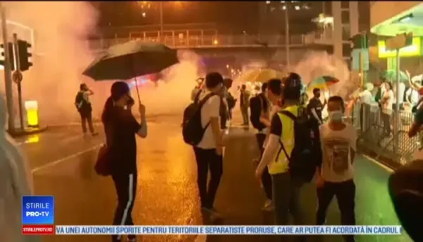 Taximetrist bătut de manifestanții din Hong Kong după ce a intrat cu mașina în mulțime