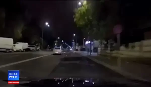Un șofer care conducea haotic urmărit cu focuri de armă. Cursa filmată cu camera de bord