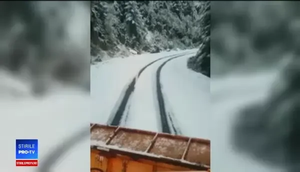 Șoferi și turiști surprinși de zăpadă la munte: ”Nu ai cauciucuri de iarnă, te caută popa în curte!”