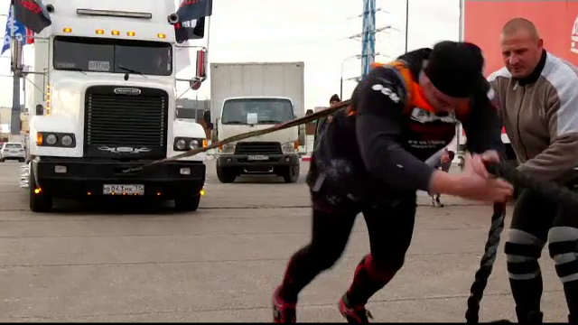 Momentul în care un șofer reușește să mute singur un TIR. ”E important să gândești tactica”