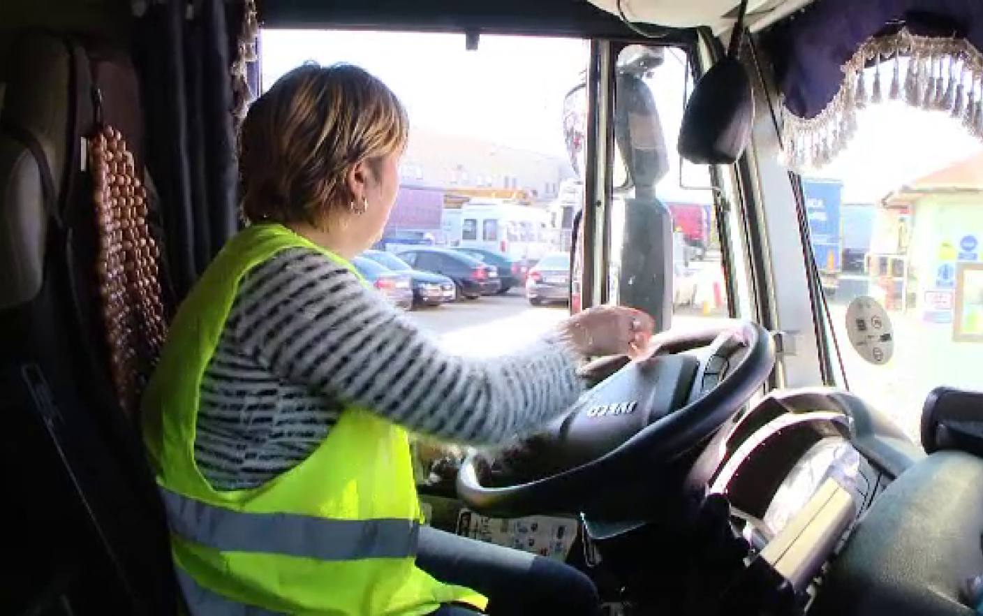 Povestea româncei care a ales să fie șofer de TIR, alături de soț. Cât câștigă lunar