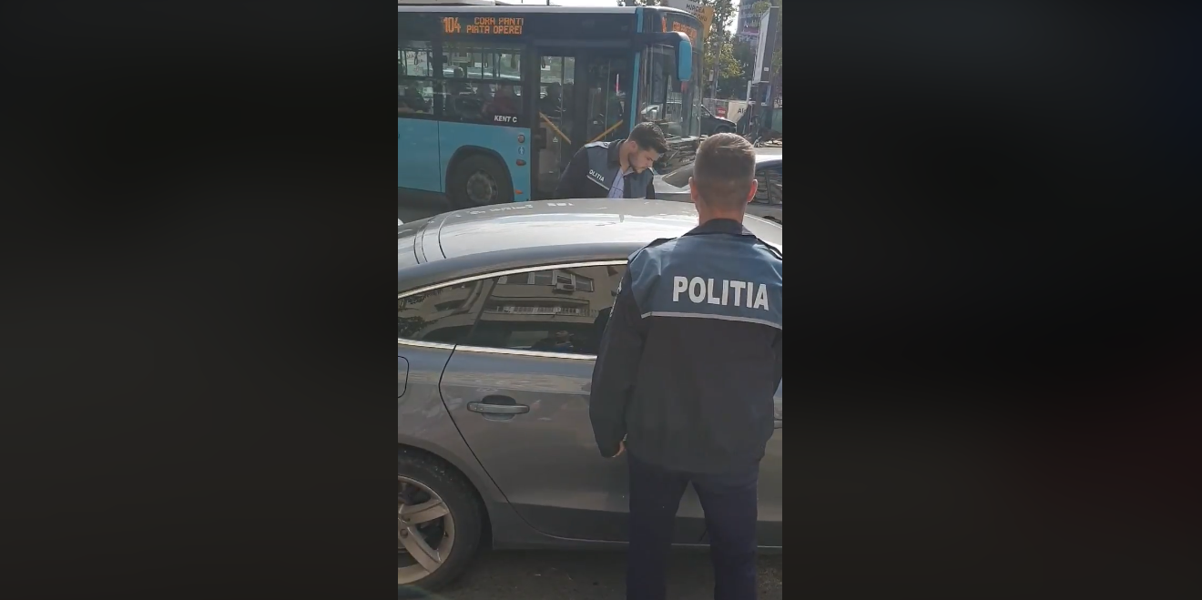 Video viral. Doi polițiști din București, certați de un trecător pentru că au parcat neregulamentar