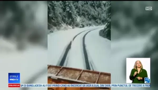 Ninsorile de la munte au luat prin surprindere câțiva turiști. "Am adidaşi cu încălzire"