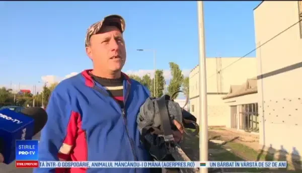 Un muncitor a murit după ce un stâlp de 10 metri s-a prăbușit cu el la pământ