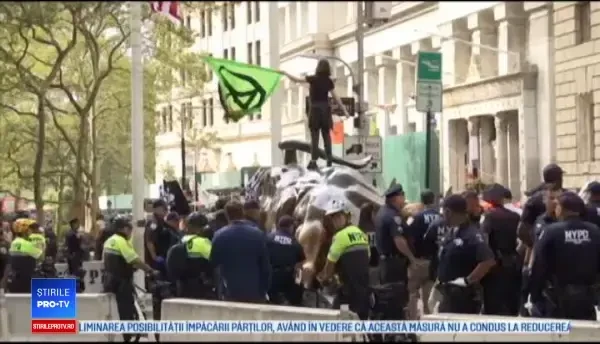 Proteste pentru climă în mai multe orașe. Activiștii din New York, întinși pe jos cu vopsea roșie