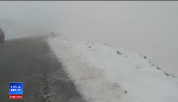 Trafic oprit pe Transalpina din cauza zăpezii. Turiștii, surprinși de vremea rea