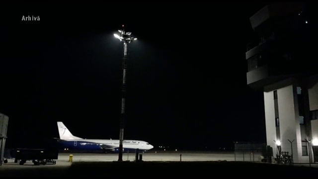 Aterizare cu emoţii pe aeroportul din Iaşi. La bordul avionului era un cunoscut politician