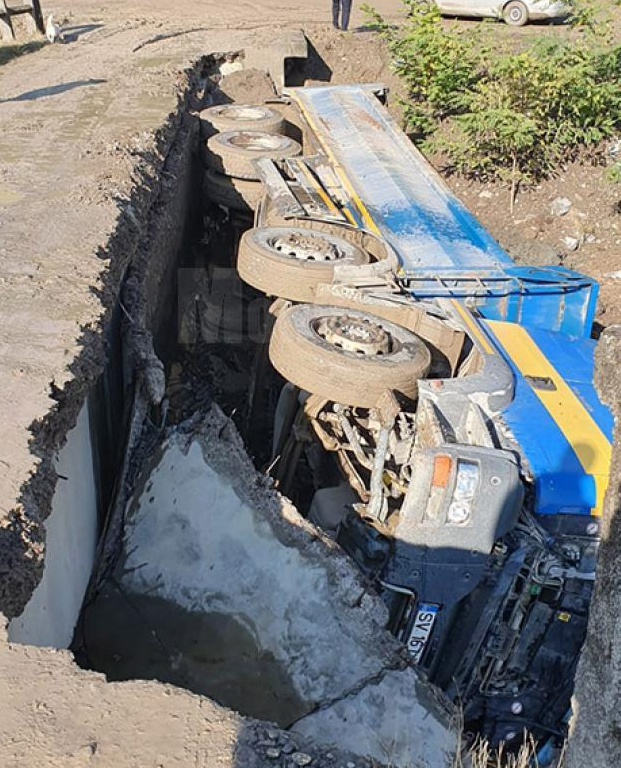 Un pod din Suceava a căzut cu tot cu camionul care &icirc;l traversa. Ce spune primarul