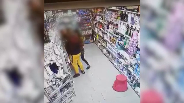 Cinci tineri din Harghita, surprinși în timp ce furau cosmetice scumpe din magazine