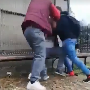 Elev bătut cu sălbăticie în curtea unui liceu. Motivul atacului VIDEO