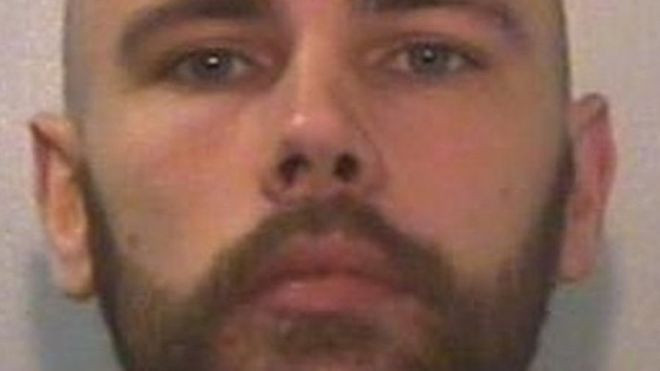 O femeie gardian condamnată, după ce a întreținut relații intime cu un deținut