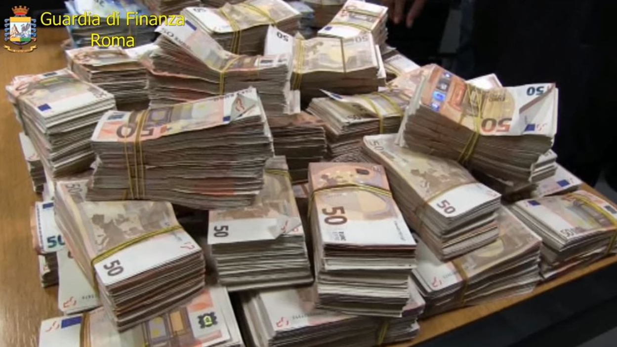 Trei chinezi, reținuți pe un aeroport în Italia. Suma uriașă de bani pe care o aveau