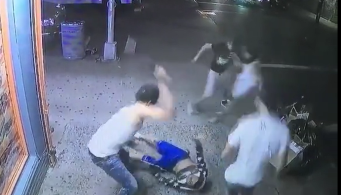 Gestul facut de membrii unei bande, in timp ce primeau inchisoare pe viata