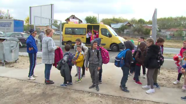 Caz revoltător. Comuna unde 210 copii fac naveta cu doar 2 microbuze școlare