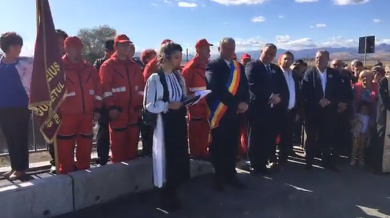 Elevă pusă să recite o odă pentru primarul PSD din Teiuș: ”Domn’ Primar îți mulțumim!”