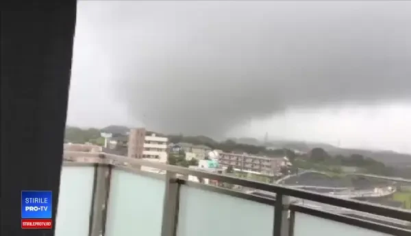 Ochiul taifunului din Japonia a atins uscatul în peninsula Izu. Rafale de vânt de 216 km/h