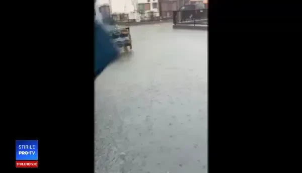 Ochiul taifunului din Japonia a atins uscatul în peninsula Izu. Rafale de vânt de 216 km/h