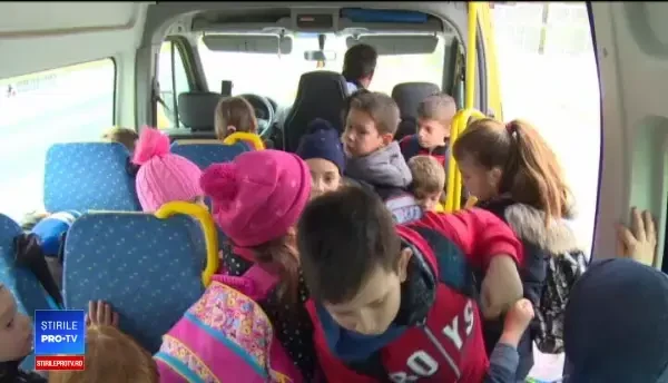 Caz revoltător. Comuna unde 210 copii fac naveta cu doar 2 microbuze școlare