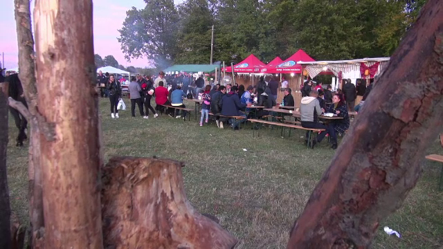 Tradiția primită cu mult entuziasm de turiști, la Slănic Moldova: "Am venit special"