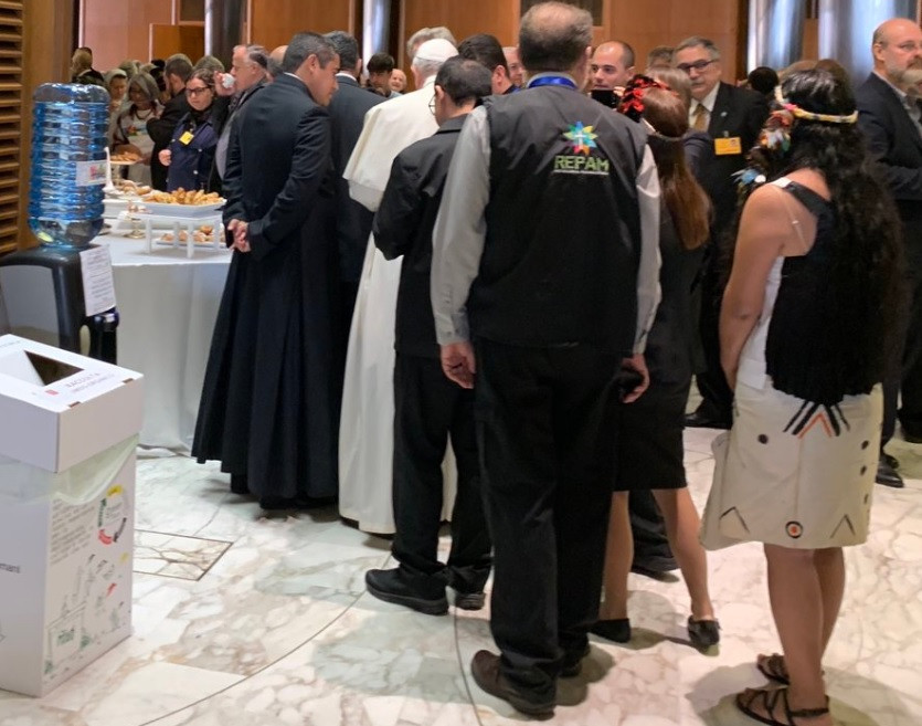 Papa Francisc, fotografiat la coadă, în Vatican. FOTO
