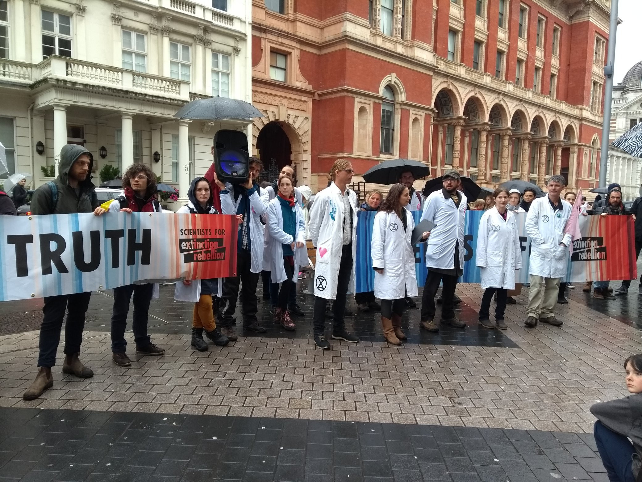 Mesajul a 300 de oameni de știință pentru guvernele mondiale: ”Suferinţe pentru omenire”