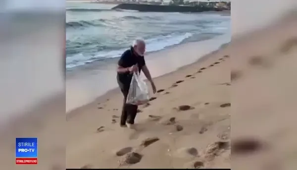 Premierul Indiei, surprins strângând gunoaiele lăsate de turiști pe plajă