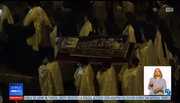 Reacția unei fetițe adusă de părinți la moaștele Sfintei Parascheva: "Îmi place"